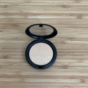 MAC Cosmetics Extra  Dimension Skinfinish Highlighter